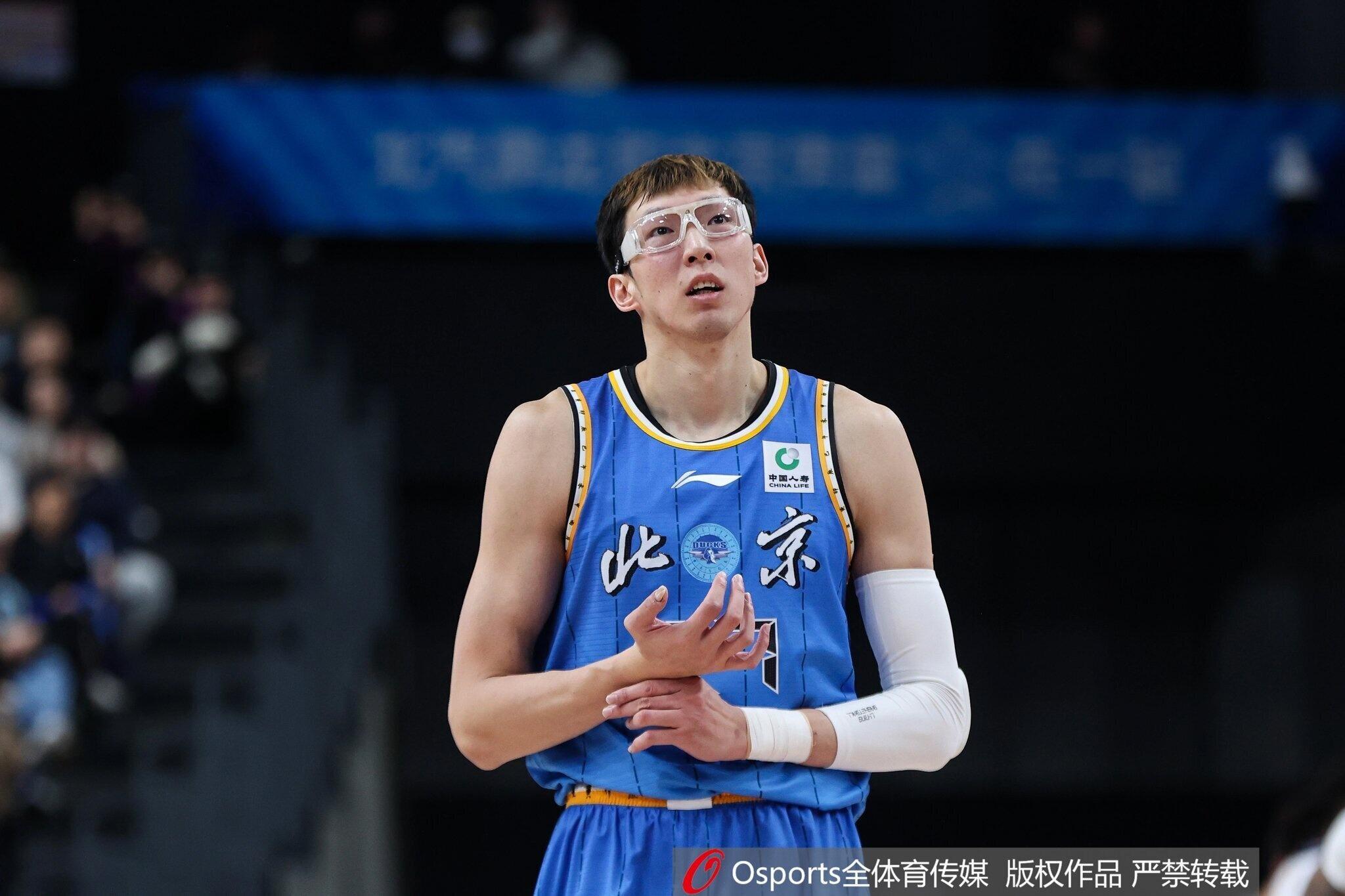 开云体育移动版-暴怒!周琦篮下进攻被焦海龙盖帽打中头部,气得摘下护目镜怒怼对方